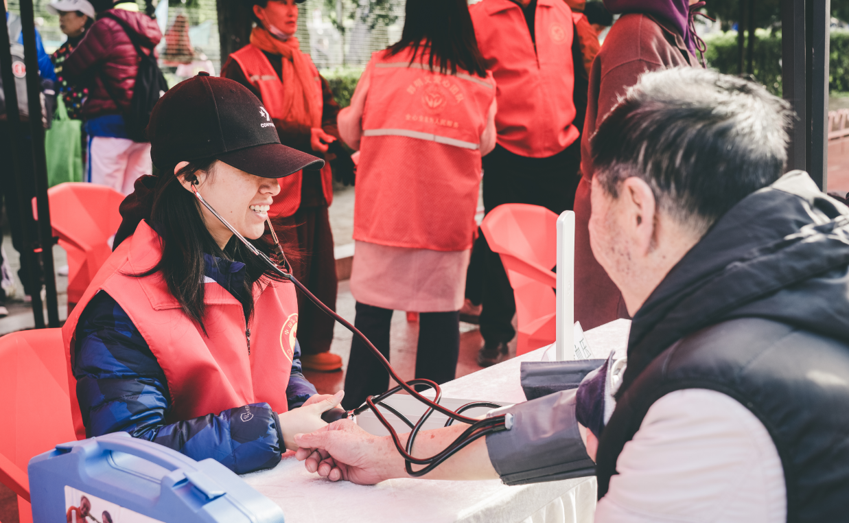 鞍山立山重阳服务大集温情开集AG真人旗舰厅党建志愿暖桑榆