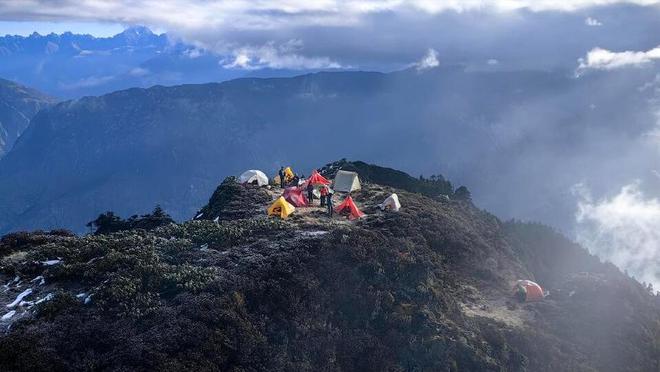 人身体不适吃布洛芬结果陷入深度昏迷AG真人平台4人重装徒步梅里东坡一(图2) 人身体不适吃布洛芬结果陷入深度昏迷AG真人平台4人重装徒步梅里东坡一(图2)